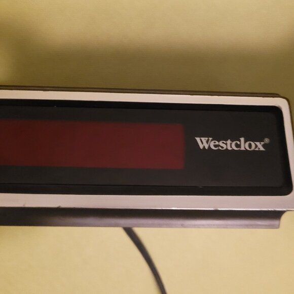 Westclox FM Alarm plug-in/battery clock - Picture 1 of 3